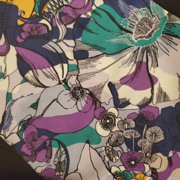 Nike Kids Floral Black Leggings - Picture 2 of 6